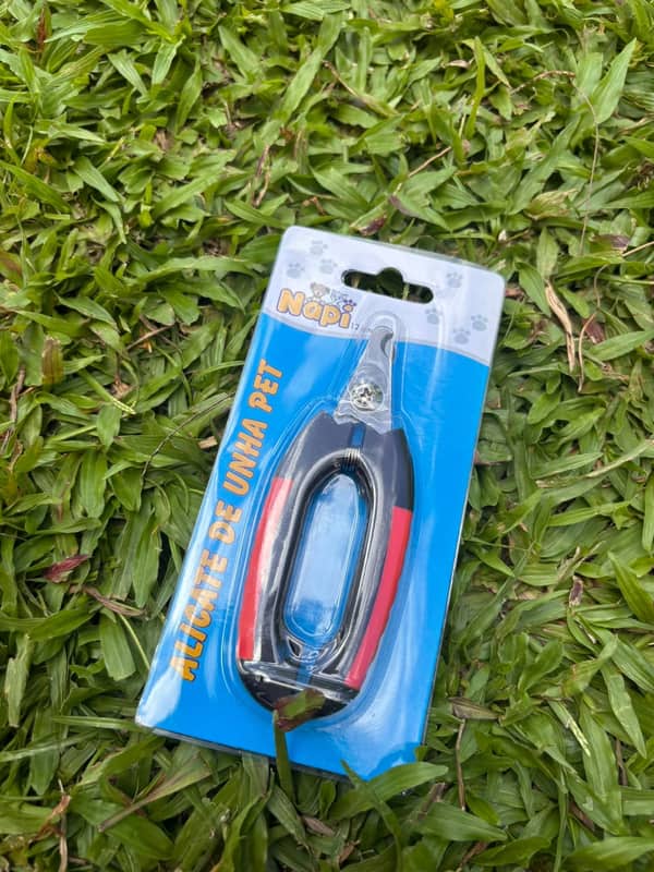 Alicate de unha com cabo vermelho e preto, na embalagem azul