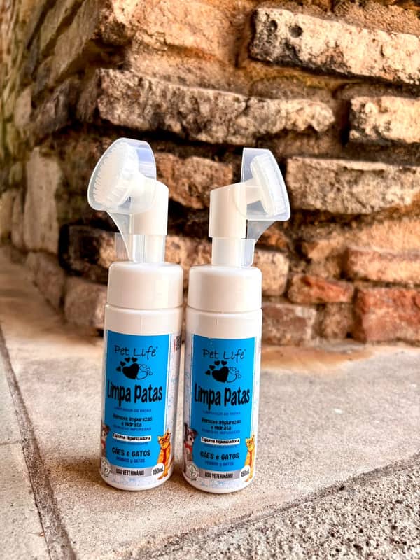 Dois frascos de espuma limpa patas com aplicador de escova de silicone no topo