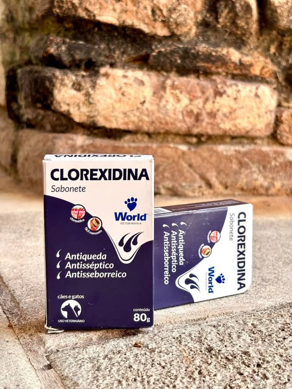 Duas caixas de sabonete de clorexidina World, 80 g, em azul-marinho e branco